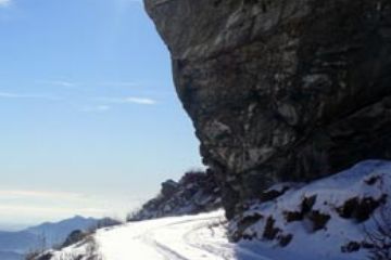 Il grosso masso sulla strada di Collombardo (Ft. Giorgia Allais)