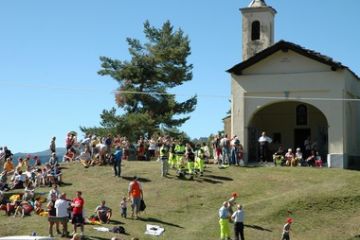 Domenica 19 luglio, per chi ama le montagne, ne condivide i valori e vuole vederle rinascere con le loro tradizioni , il loro ambiete naturale, la loro semplicità di costumi, non c'è stata altra meta: Condove, località PRAROTTO 1470 m s.l.m.<br>Ci si arrivava in auto, ma meglio ancora attraverso sentieri di montagna, riaperti per l'occasione, partendo dai 720 mt di MOCCHIE, o dai 950 mt di FRASSINERE. E' stata festa grande !<br>(Foto E. Gambelli)